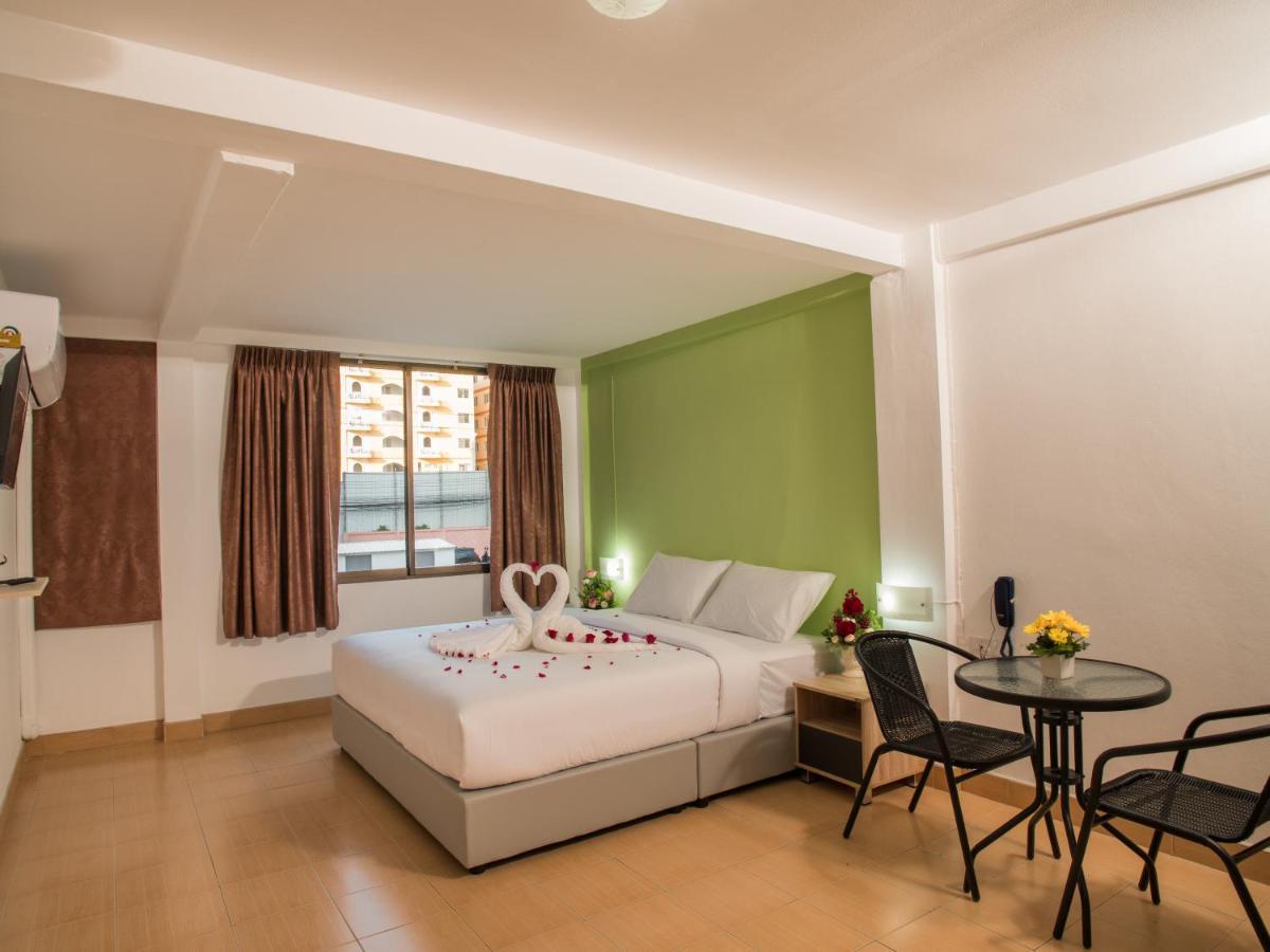 TJ Guesthouse Pattaya Extérieur photo