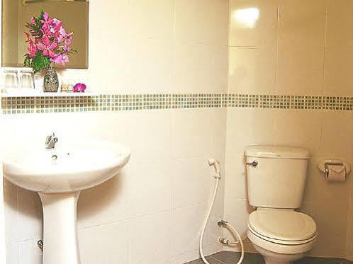 TJ Guesthouse Pattaya Extérieur photo